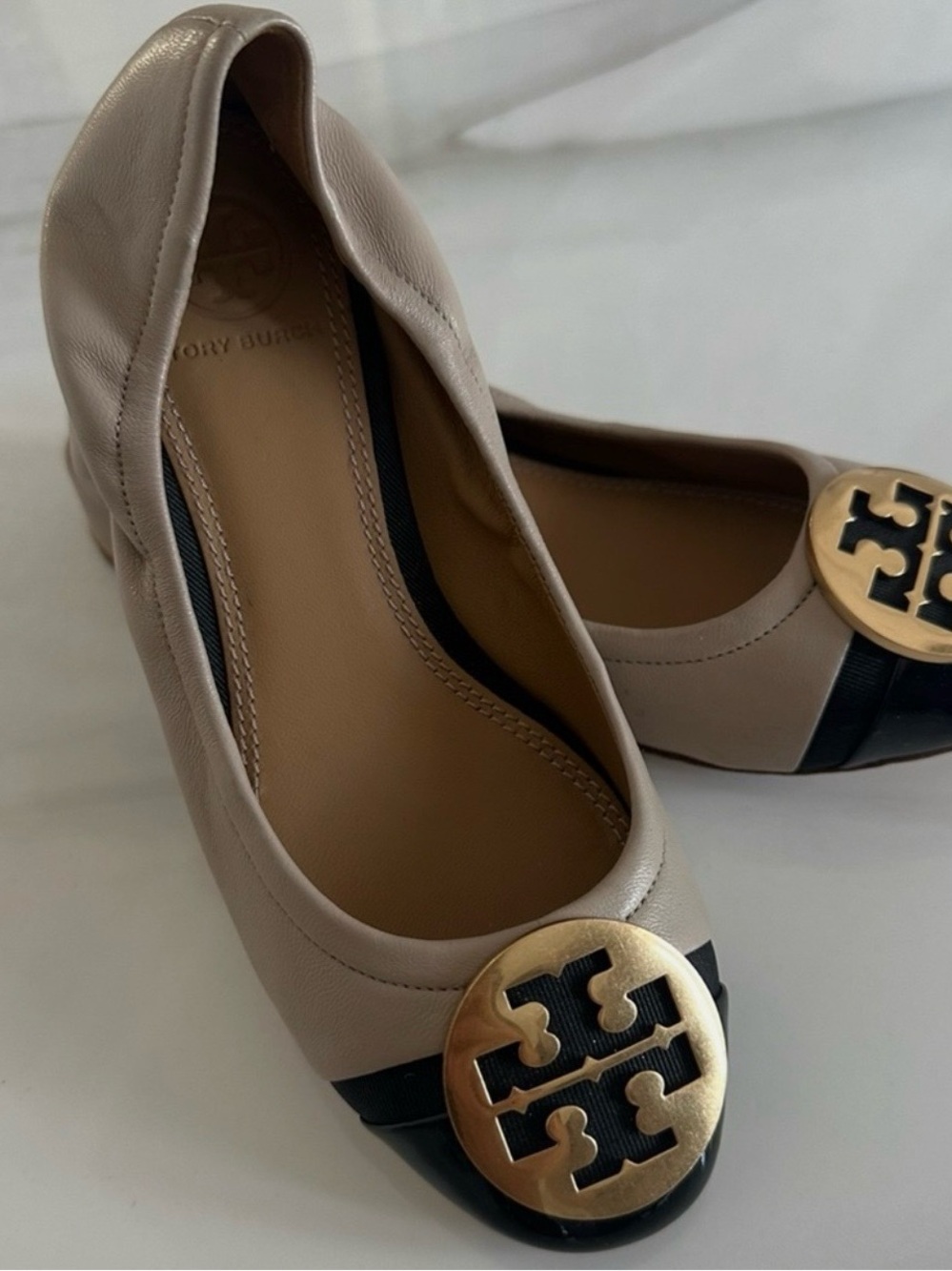 Tory Burch Women’s Tan Leather Ballet Flats with Gold Logo size 5